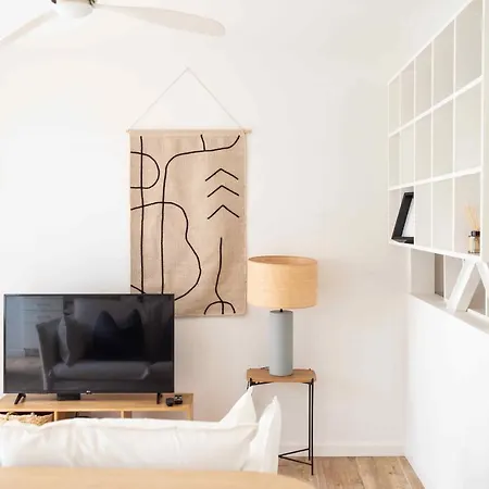 Appartamento Spacious 1 Bed Studio In Lapa Lisbona