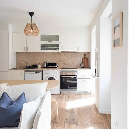 Spacious 1 Bed Studio In Lapa Lisbona