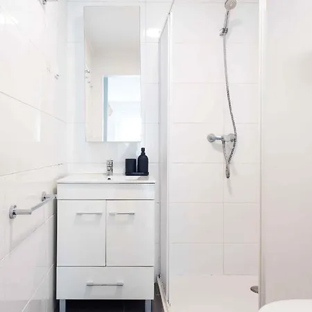 Spacious 1 Bed Studio In Lapa Lisbona